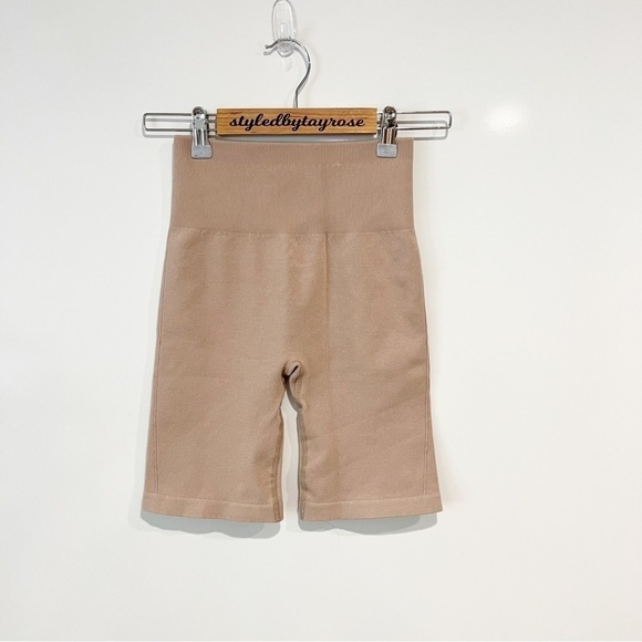 Everlane The Seamless Bike Short - Picture 6 of 11